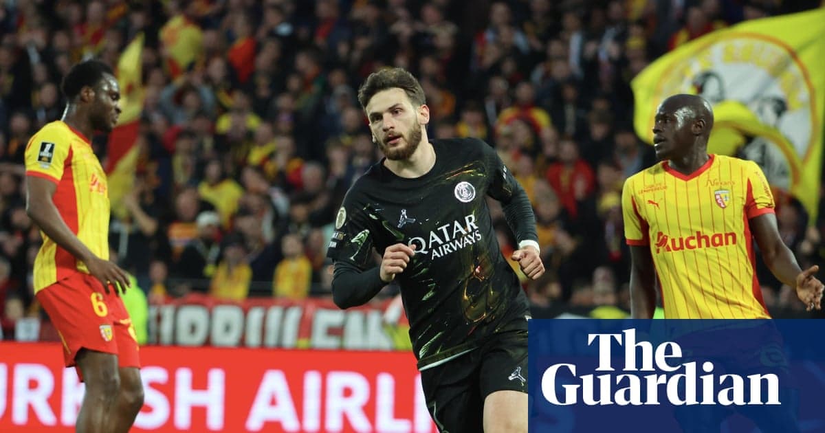 Jugadores de Lens y PSG durante un partido