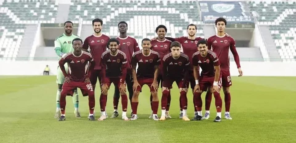 Equipo Al Wahda U23 posando en el campo