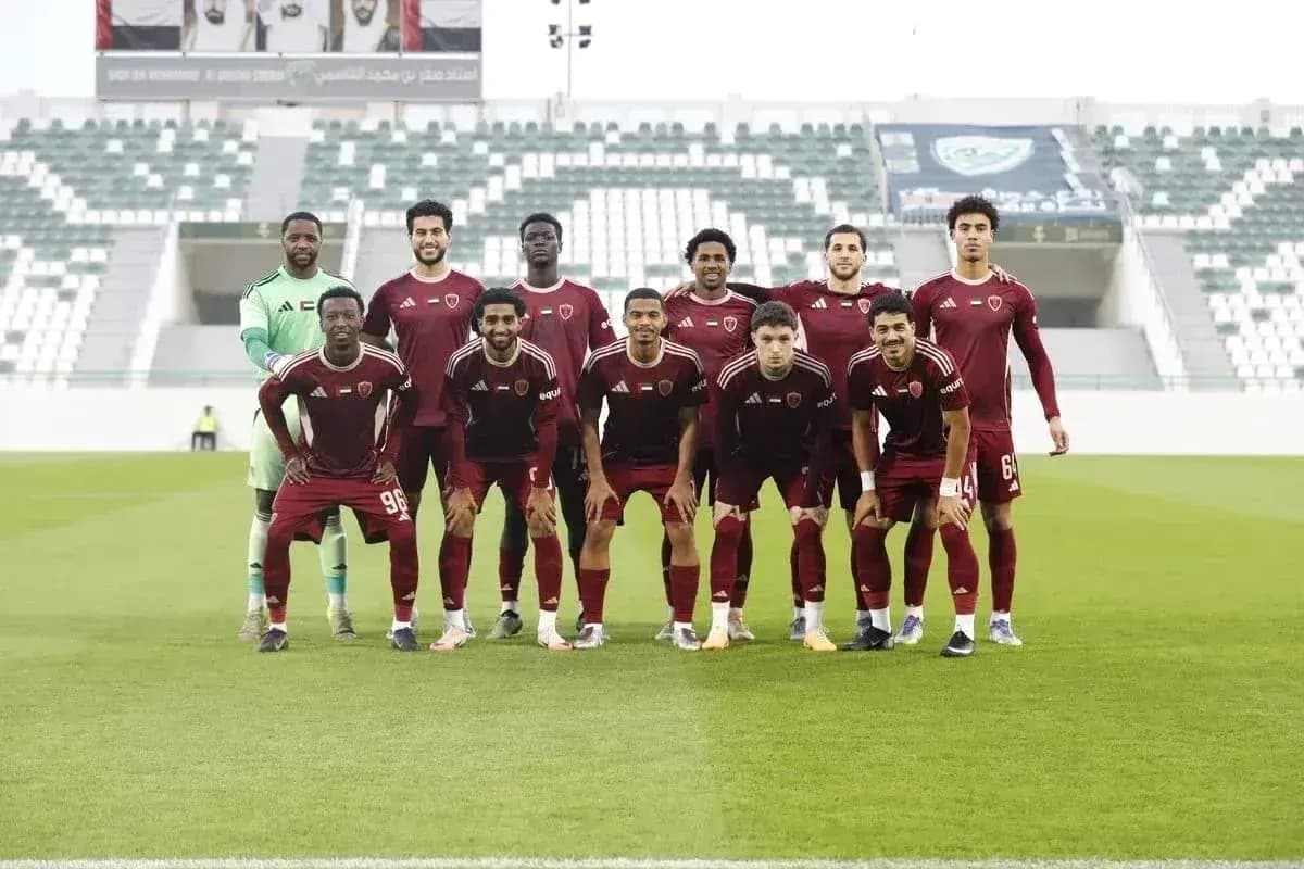Equipo Al Wahda U23 posando en el campo