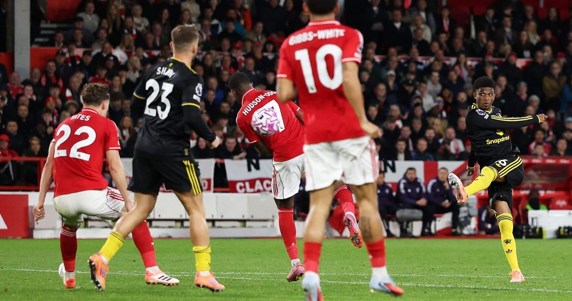 Jugador de Nottingham Forest disparando a portería