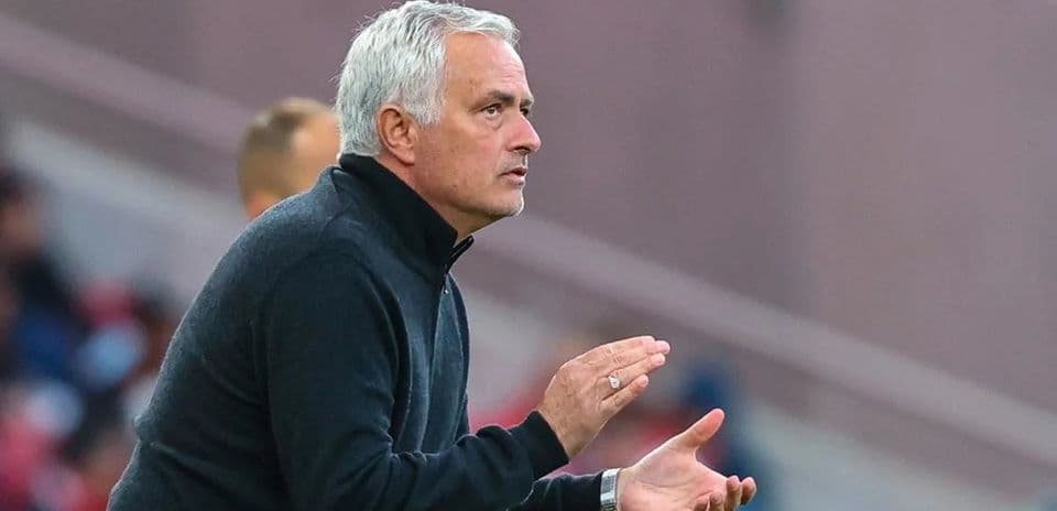 Entrenador dando instrucciones desde la línea de banda