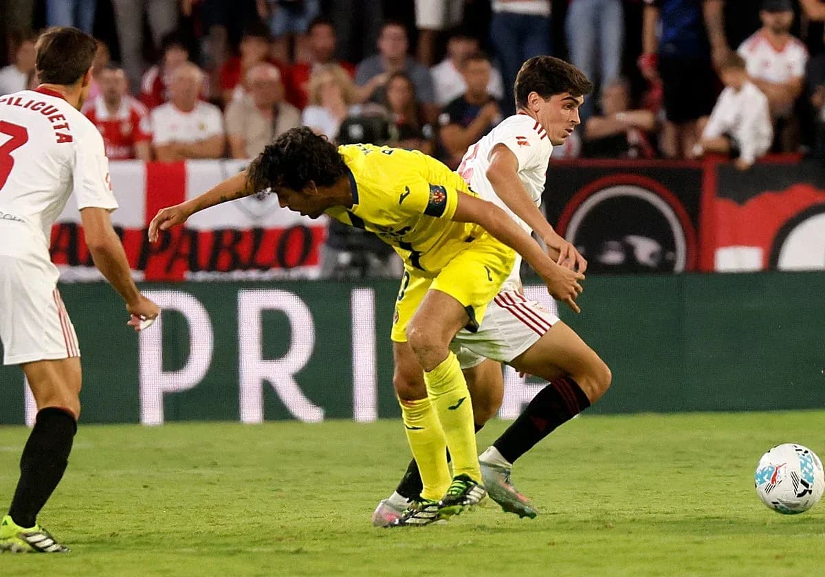 Jugadores de Villarreal y Sevilla en acción