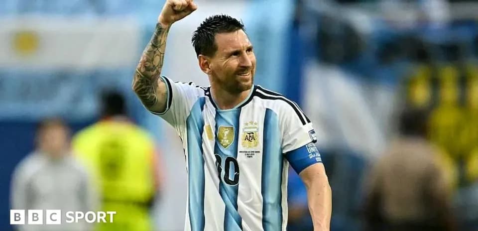 Lionel Messi celebrando con el puño en alto