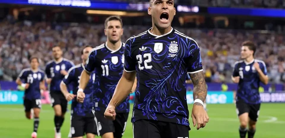 Lautaro Martínez celebrando un gol con sus compañeros