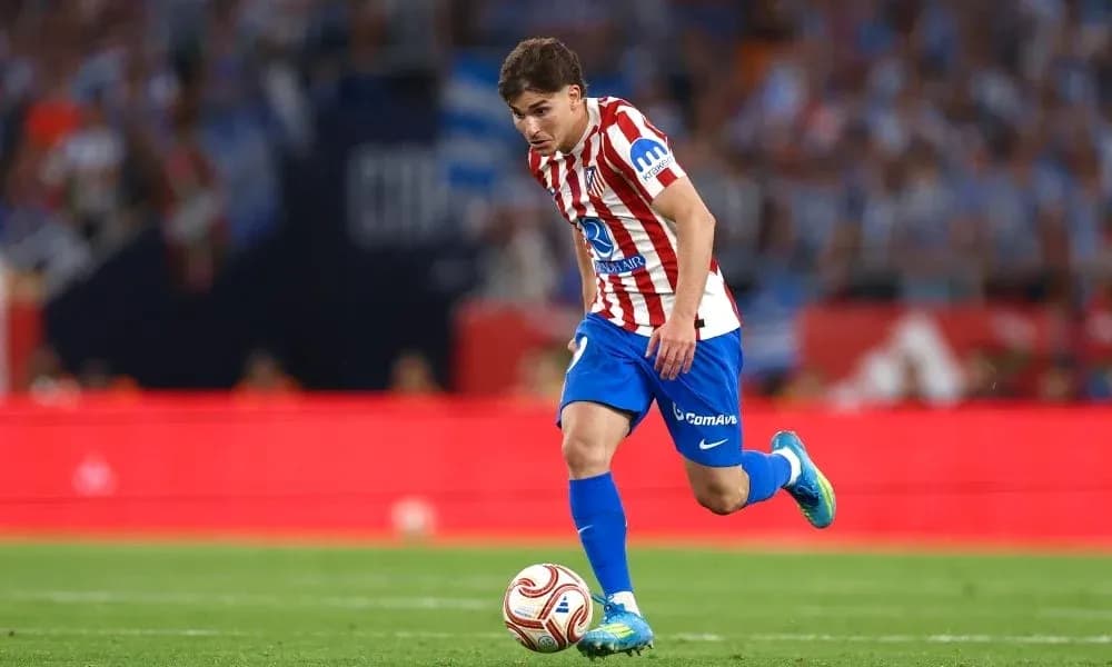 Jugador de Atlético de Madrid corriendo con el balón