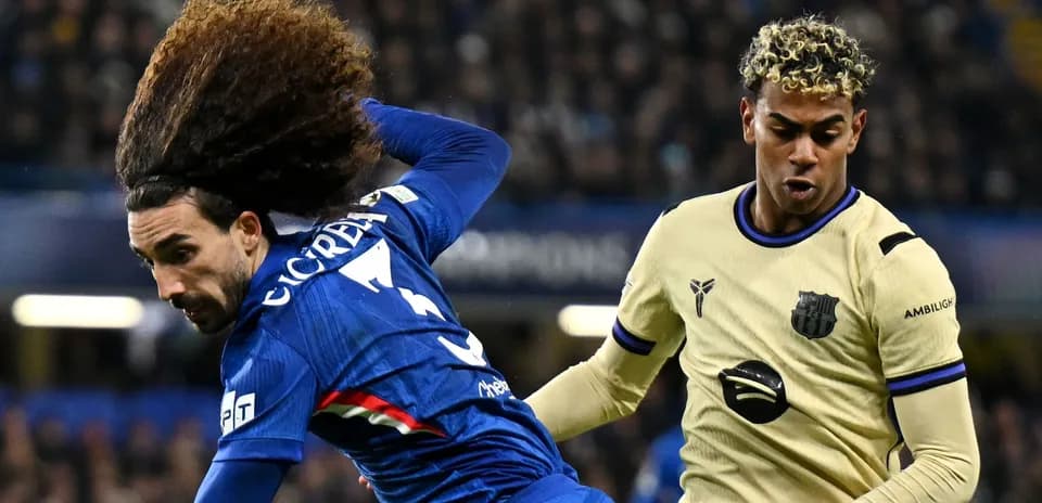 Jugadores compitiendo por el balón en el partido