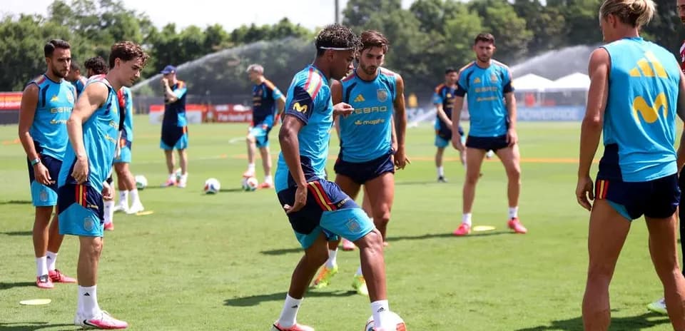 Jugadores entrenando en el campo de fútbol