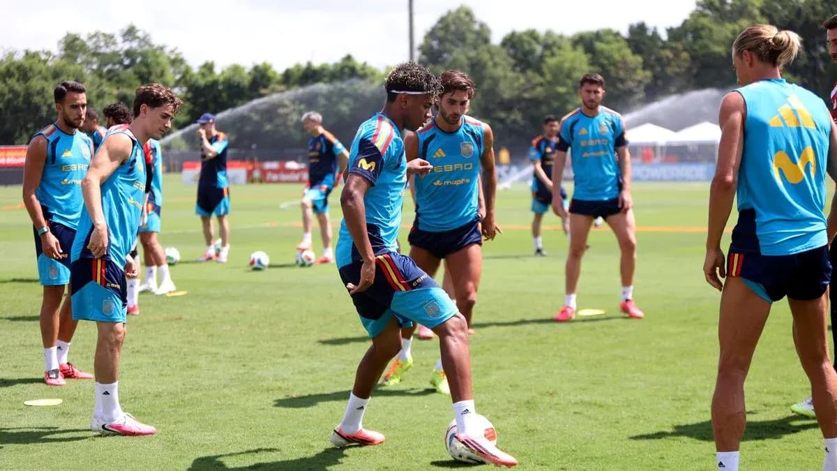 Jugadores entrenando en el campo de fútbol