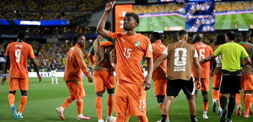 Jugador de Costa de Marfil celebra durante partido