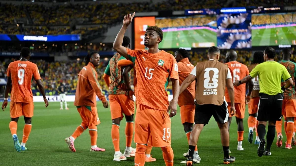 Jugador de Costa de Marfil celebra durante partido