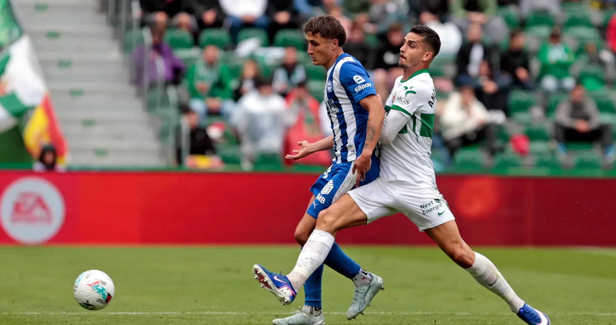 Elche y Alavés compiten por el balón