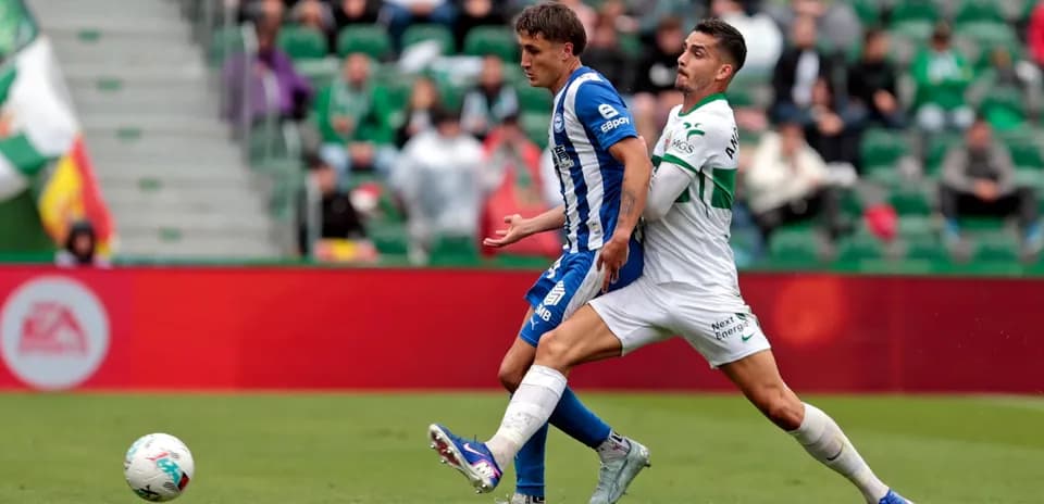 Elche y Alavés compiten por el balón