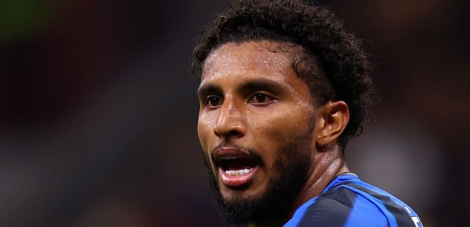 Jugador hablando durante un partido de fútbol