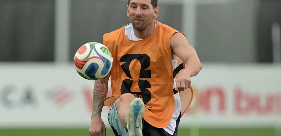 Jugador practicando con balón en sesión de entrenamiento