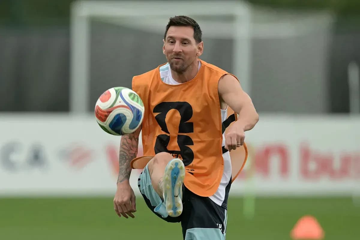Jugador practicando con balón en sesión de entrenamiento