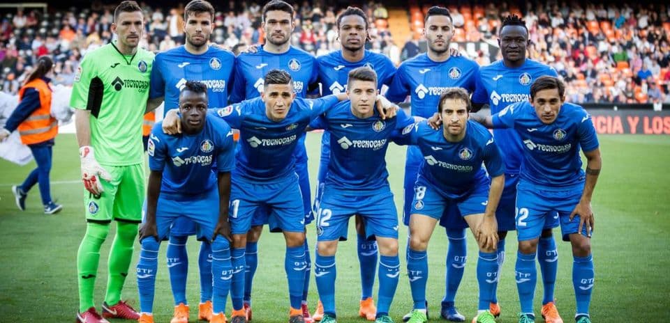 Jugadores del Getafe posando en el campo