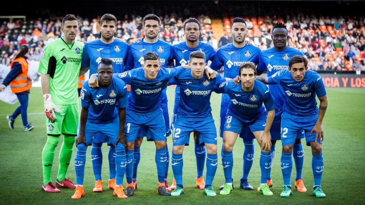 Jugadores del Getafe posando en el campo