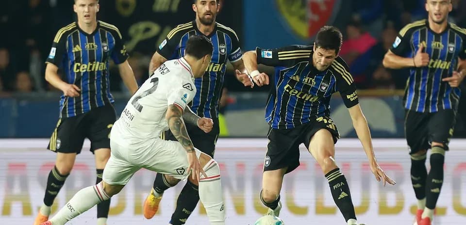 Jugadores de Cremonese y Pisa compiten por el balón