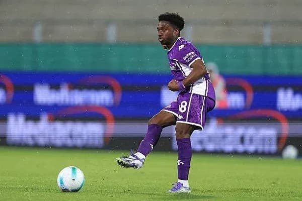 Jugador con balón en el campo de fútbol