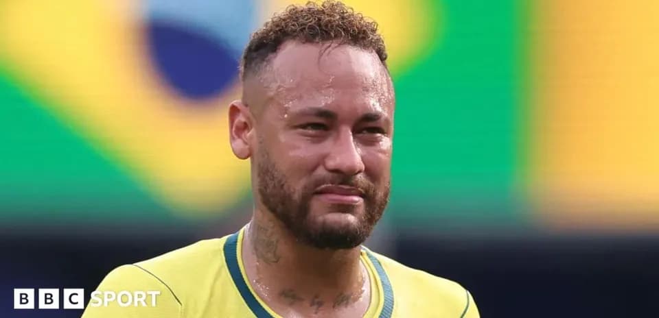 Jugador de Brasil en uniforme amarillo durante el partido