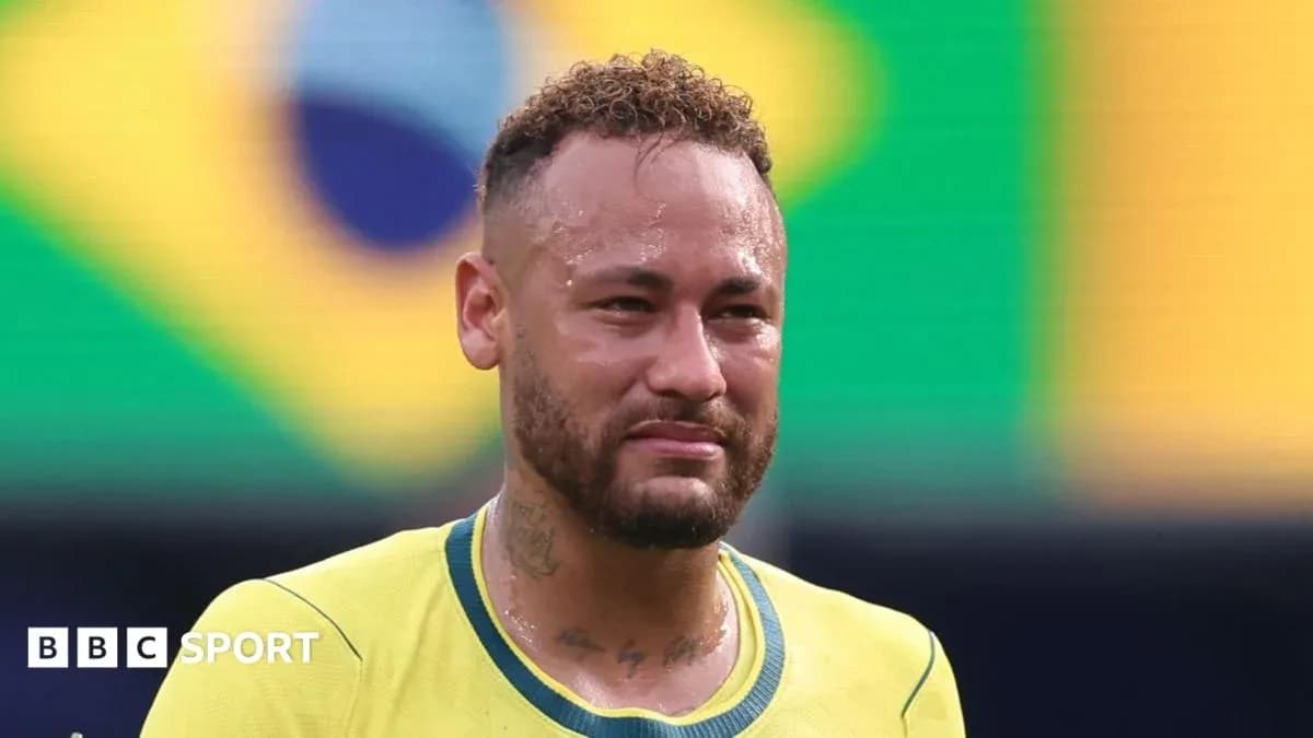 Jugador de Brasil en uniforme amarillo durante el partido
