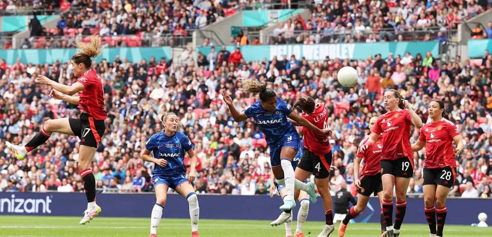 Jugadora de Manchester United W cabecea el balón