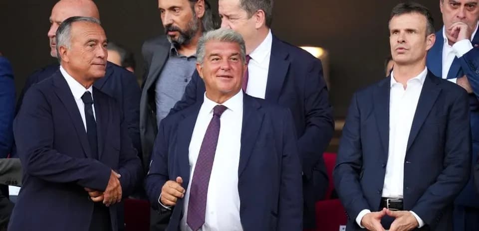 Directivos en un palco durante un partido
