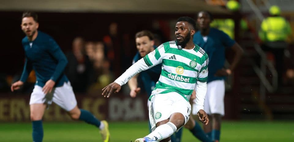 Jugador de Celtic controlando el balón en el campo