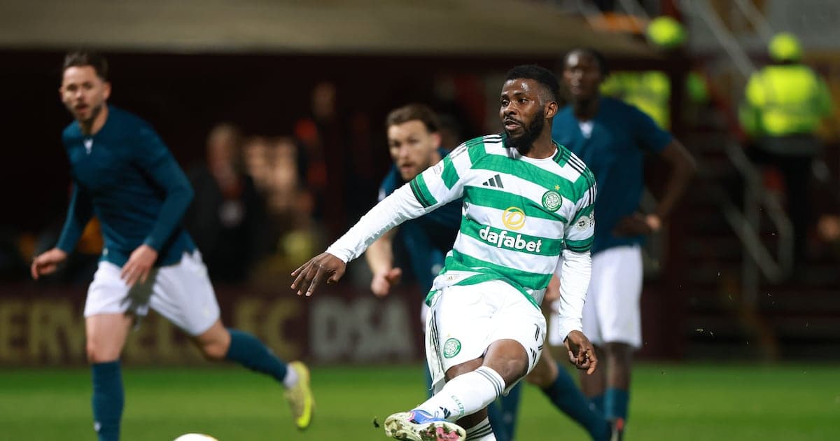 Jugador de Celtic controlando el balón en el campo