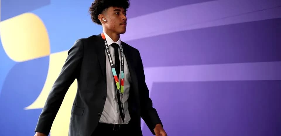 Jugador llegando a evento con traje y auriculares