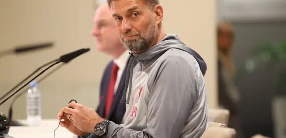 Entrenador en rueda de prensa con micrófonos