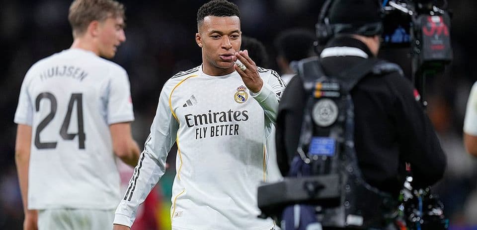 Kylian Mbappé saludando tras el partido
