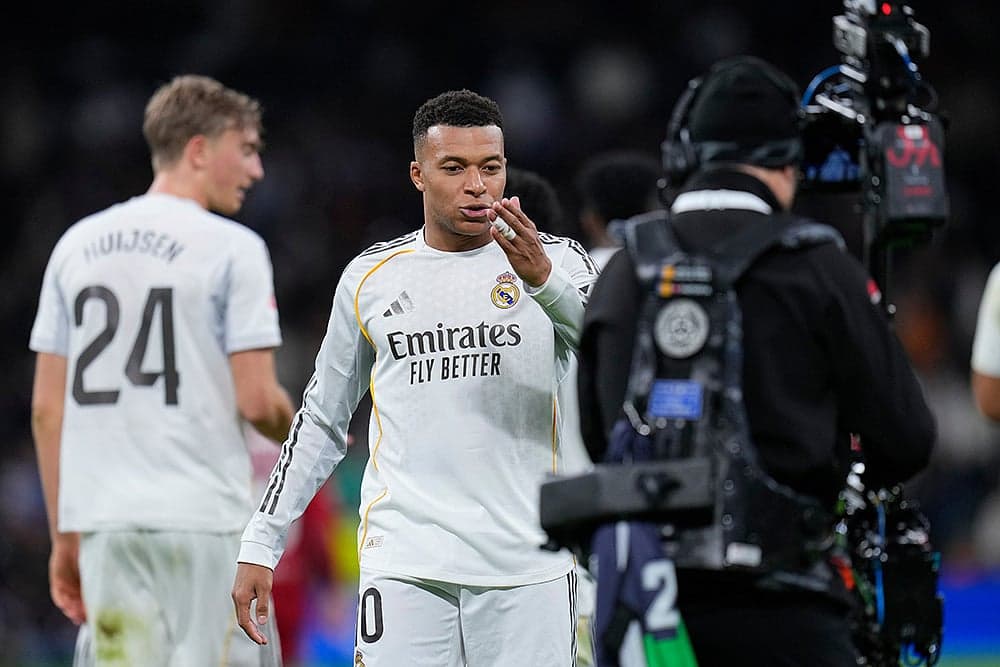 Kylian Mbappé saludando tras el partido