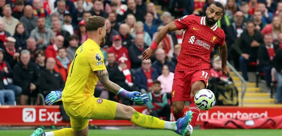 Jugador de Liverpool intentando marcar gol