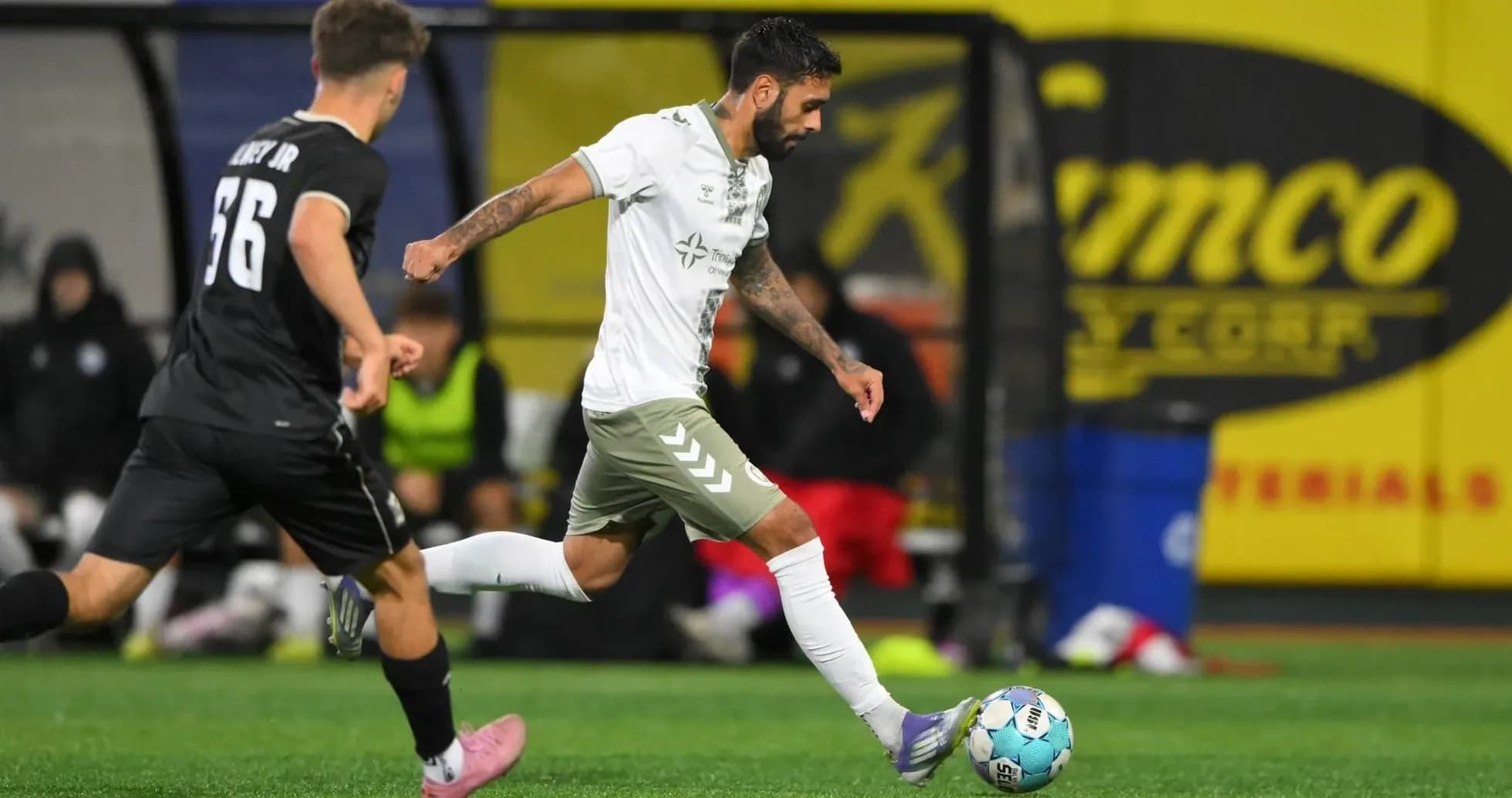 Jugador de NY Cosmos driblando contra Hartford Athletic