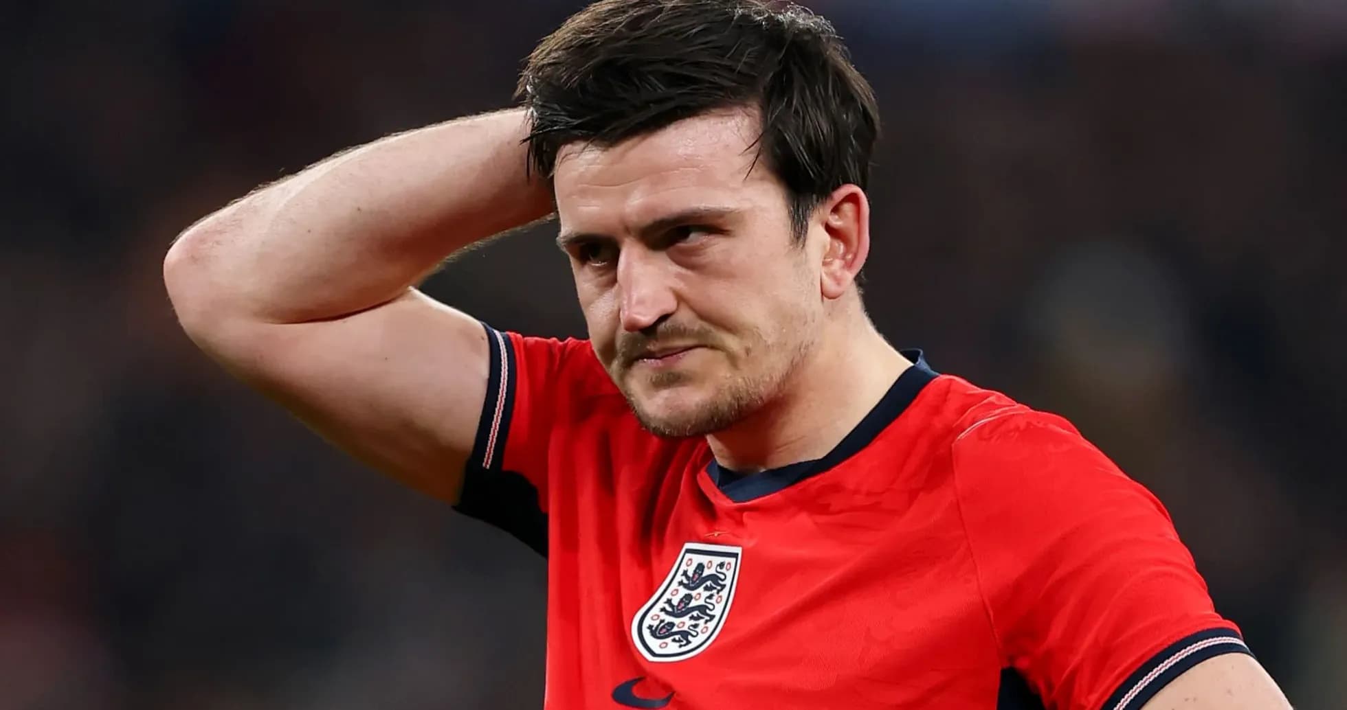 Jugador de Inglaterra con camiseta roja durante partido
