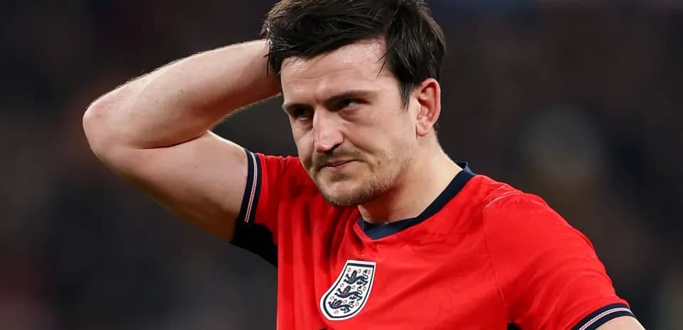 Jugador de Inglaterra con camiseta roja durante partido