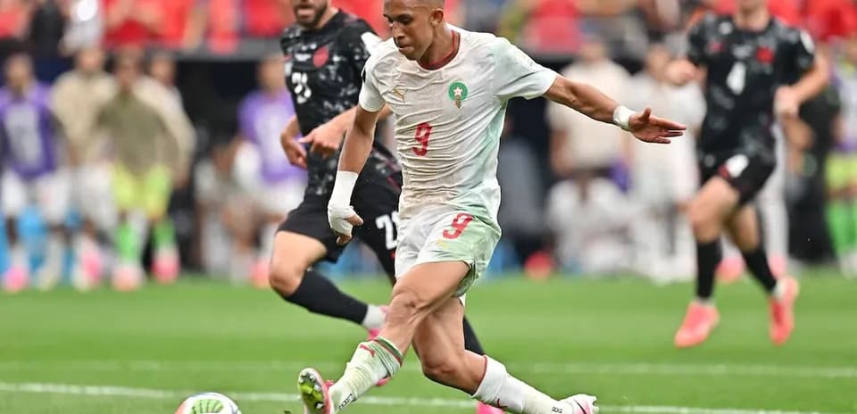 Jugador de Marruecos disparando a portería