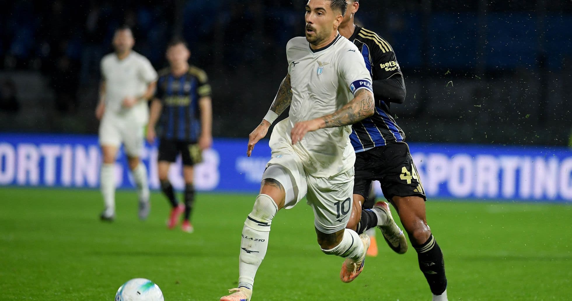 Un jugador de Lazio corriendo con el balón