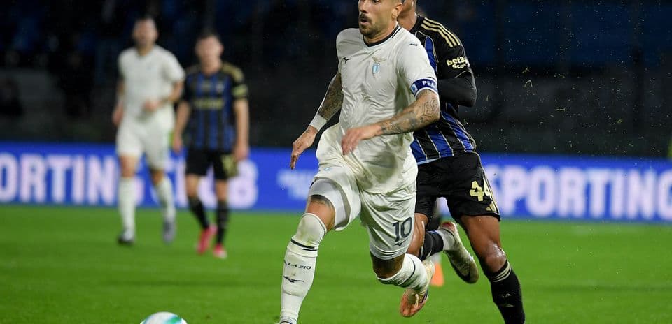 Un jugador de Lazio corriendo con el balón