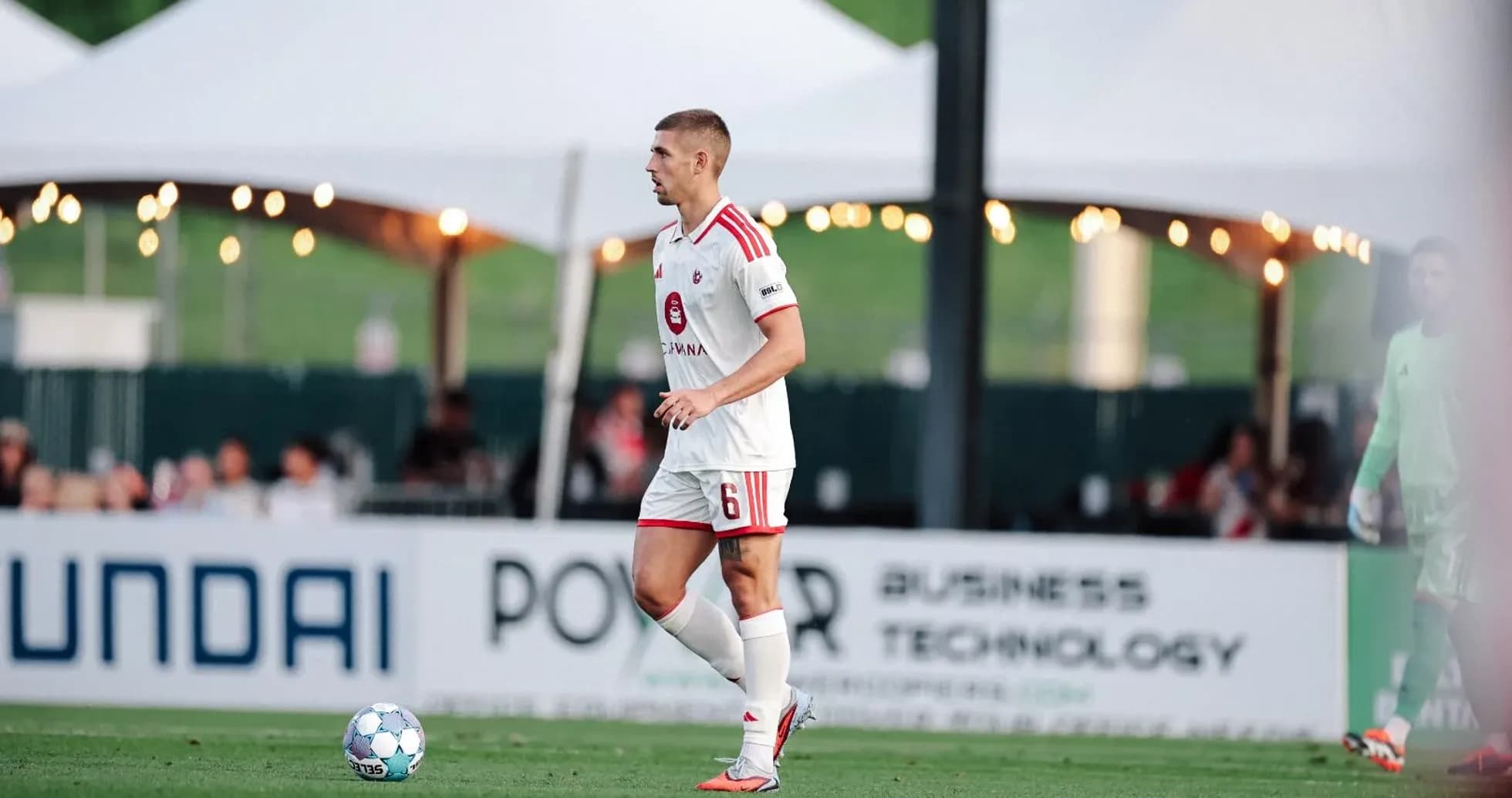 Jugador del Phoenix Rising en acción durante el partido
