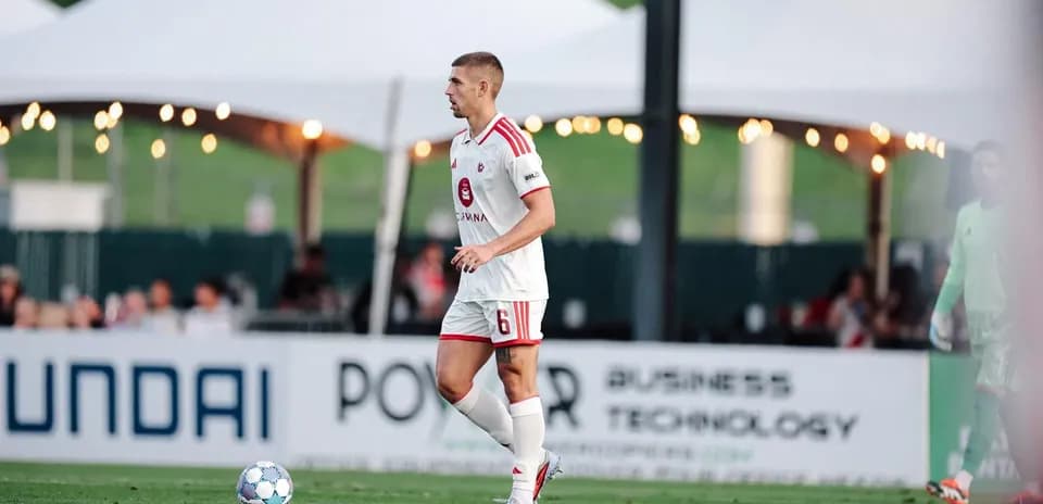 Jugador del Phoenix Rising en acción durante el partido