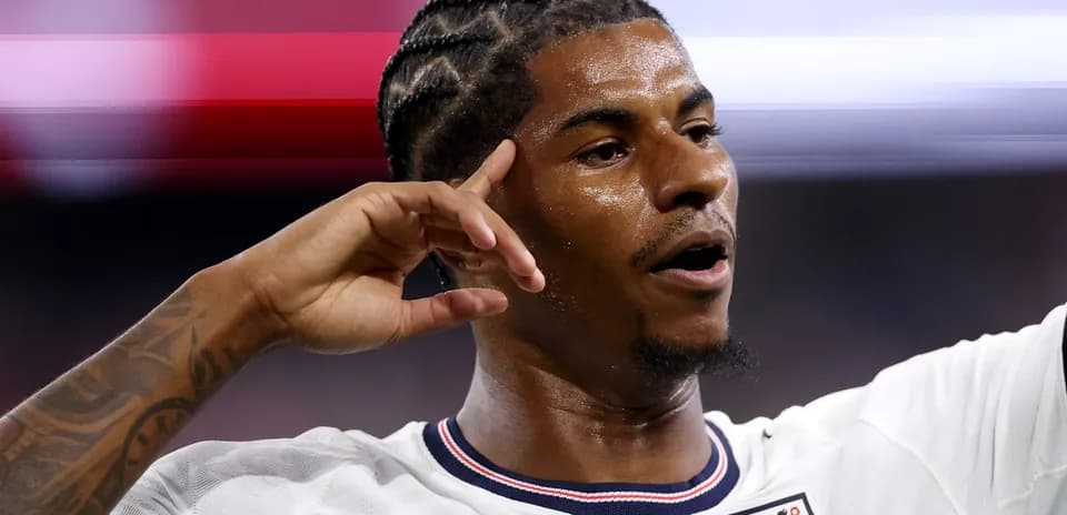 Jugador señalando su frente durante el partido