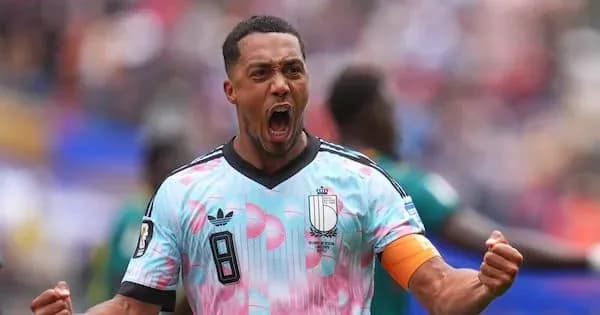 Jugador celebrando con entusiasmo en el campo