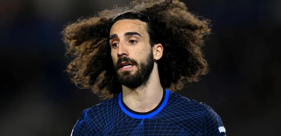 Jugador de Chelsea con cabello rizado durante el partido