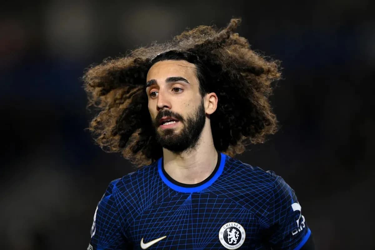 Jugador de Chelsea con cabello rizado durante el partido