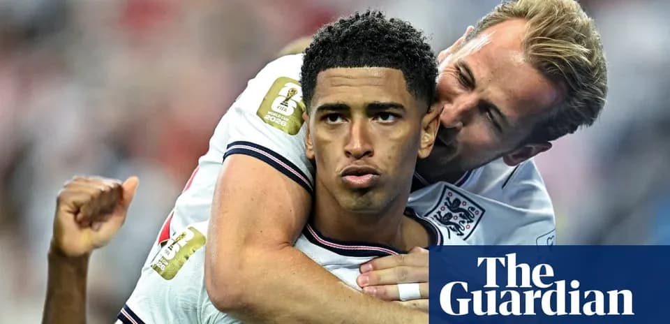 Dos jugadores de Inglaterra celebrando un gol juntos