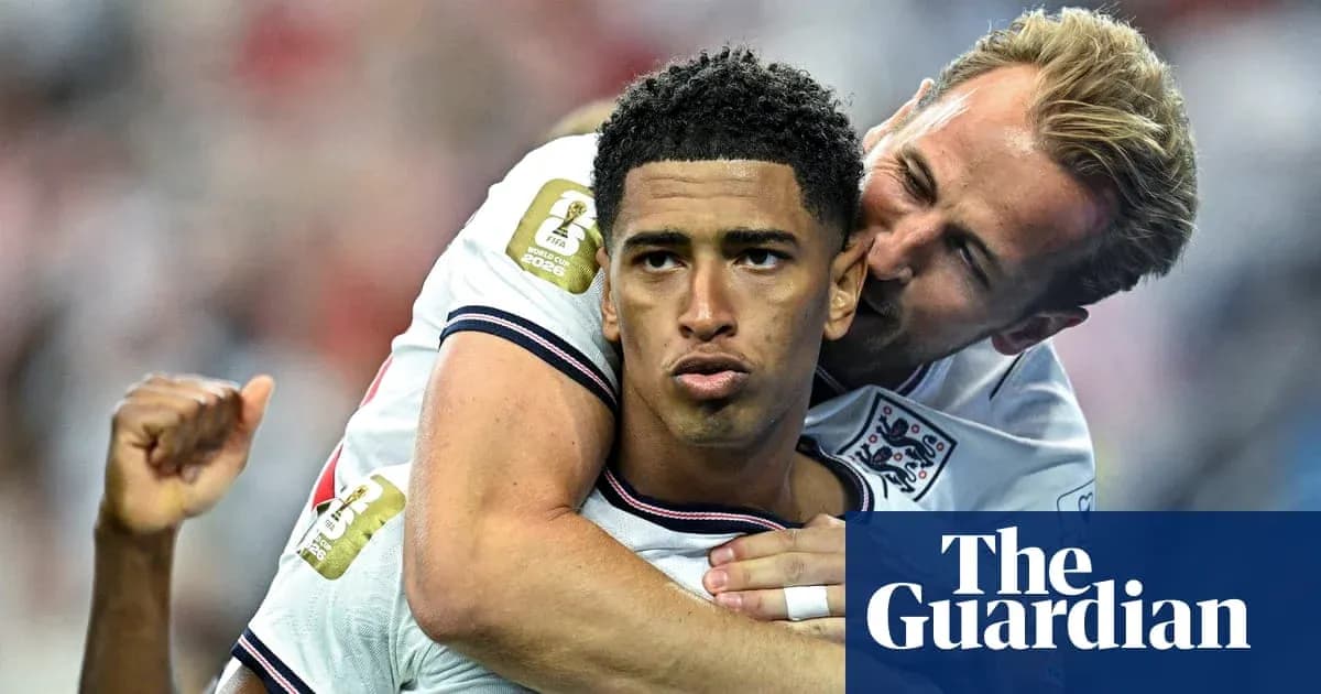 Dos jugadores de Inglaterra celebrando un gol juntos