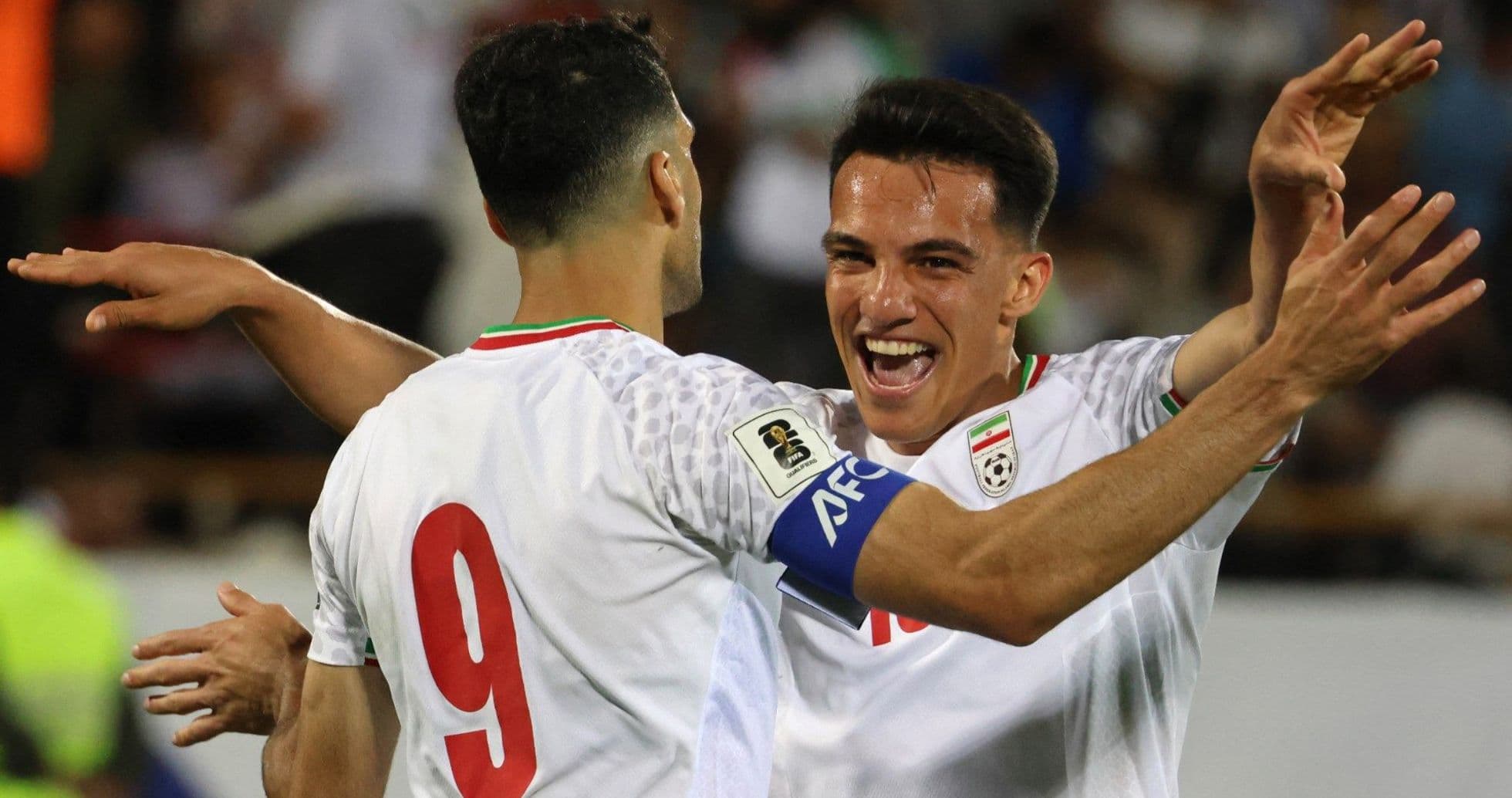 Jugadores de Irán celebrando un gol juntos