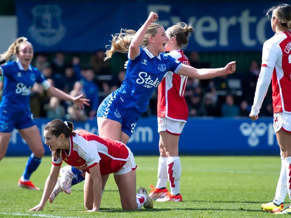 Jugadora de Everton celebra gol contra Arsenal
